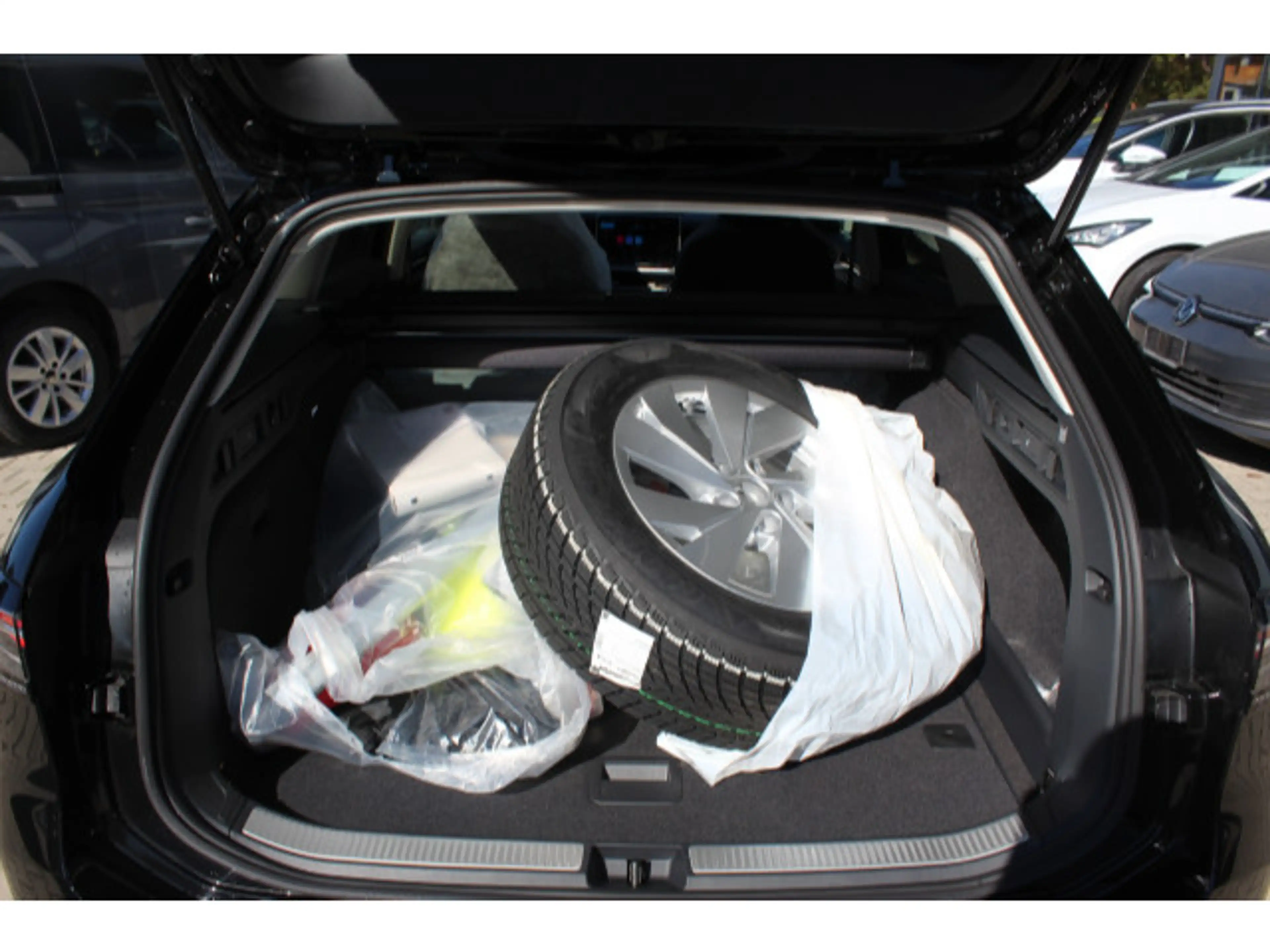 Volkswagen Passat Variant 1.5 eTSI 110 kW Business AHK+Matr — photo 5