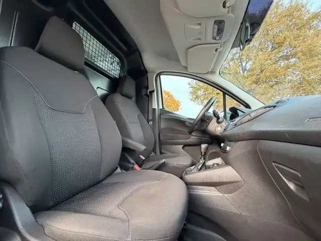 Ford Transit Courier view 10