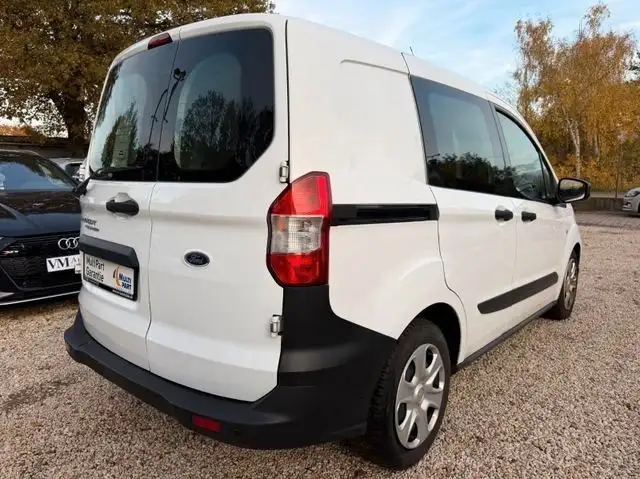 Ford Transit Courier view 4