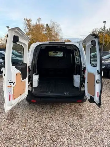 Ford Transit Courier view 11