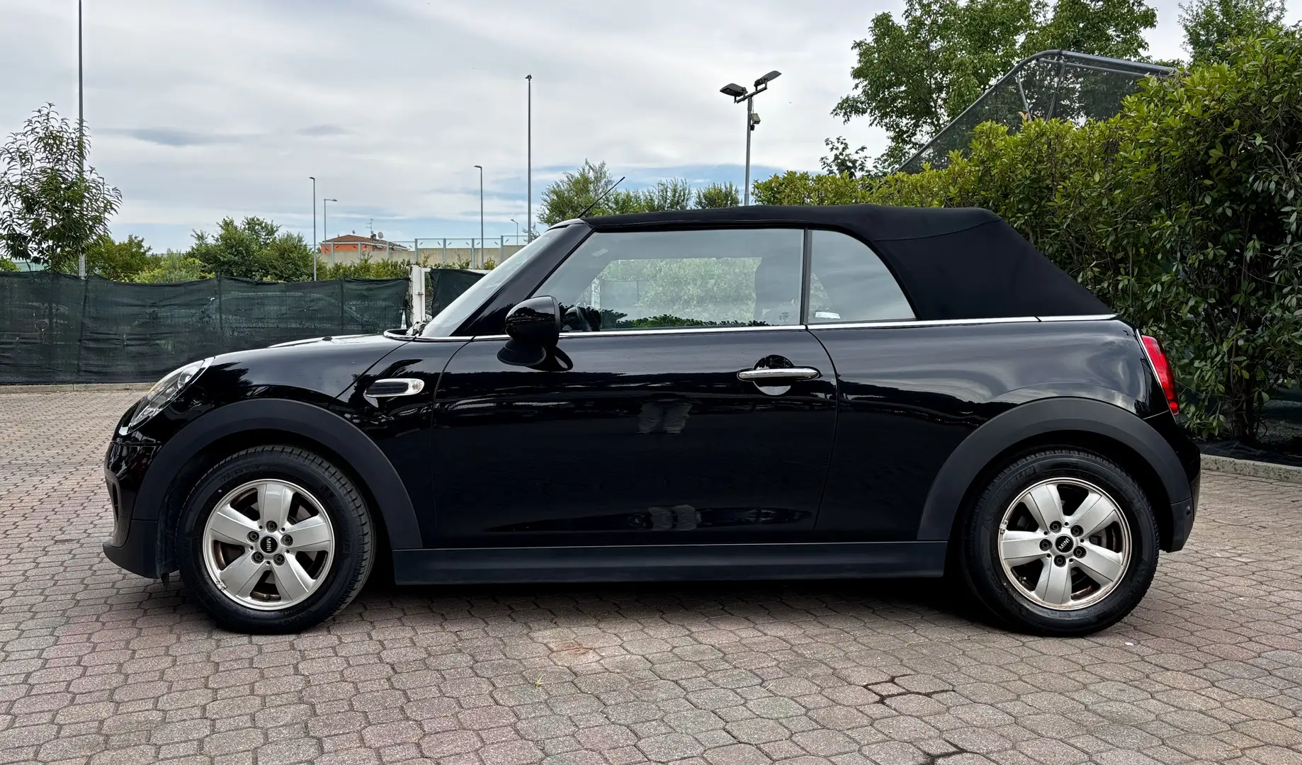 MINI Cooper D Cabrio Mini Cabrio 1.5 Cooper D Schwarz - 2