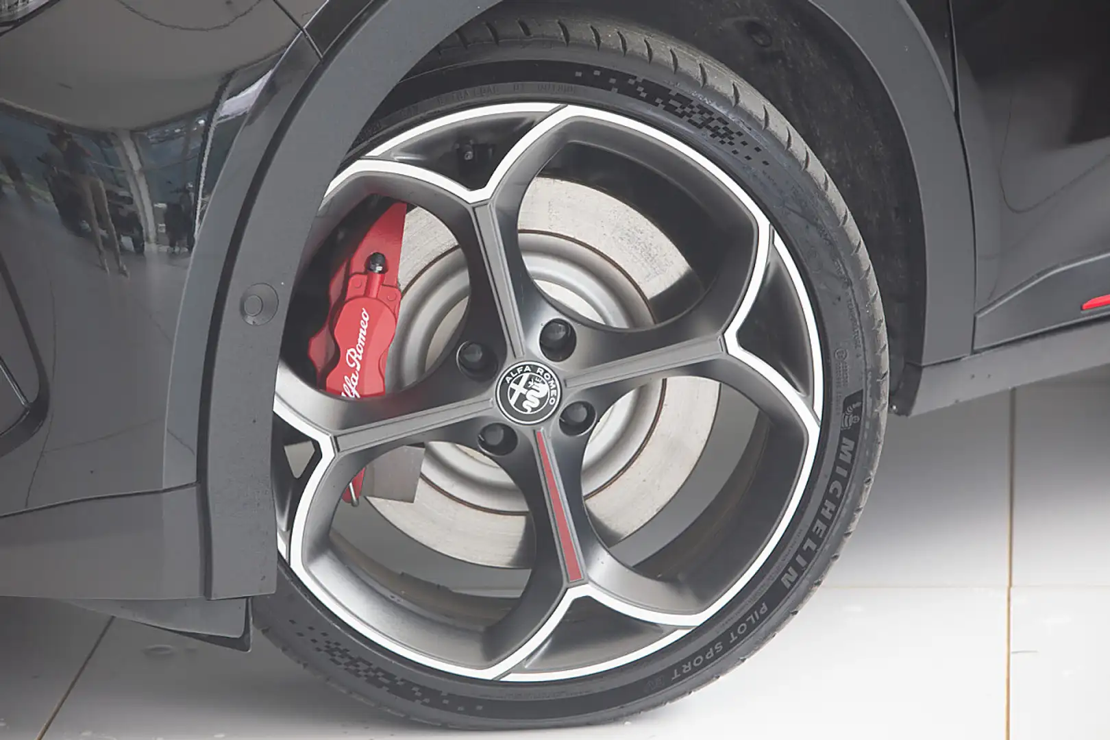 Alfa Romeo Junior Elettrica 280 Batterie 54kWh Veloce Schwarz - 2
