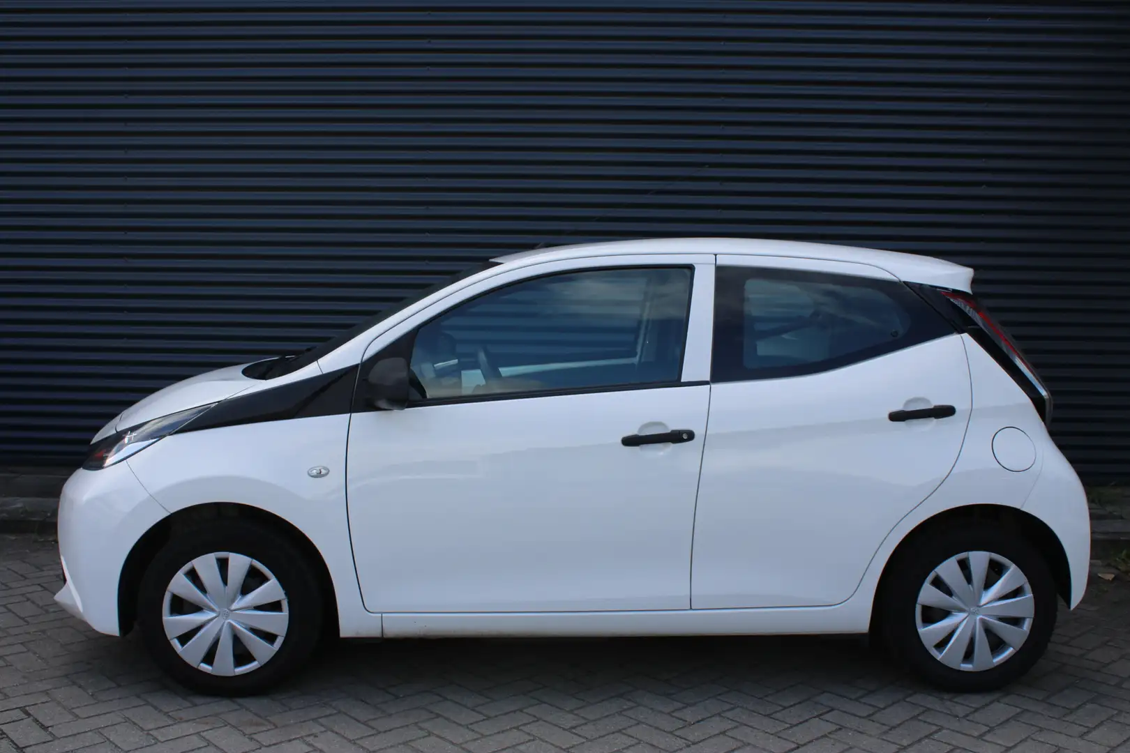 Toyota Aygo 1.0 VVT-i x-fun Airco Cruisecontrol Bluetooth NAP Wit - 2