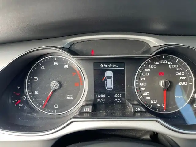 Audi A4 Avant view 12