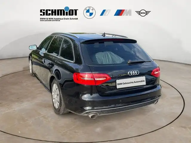 Audi A4 Avant view 3