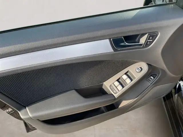 Audi A4 Avant view 7