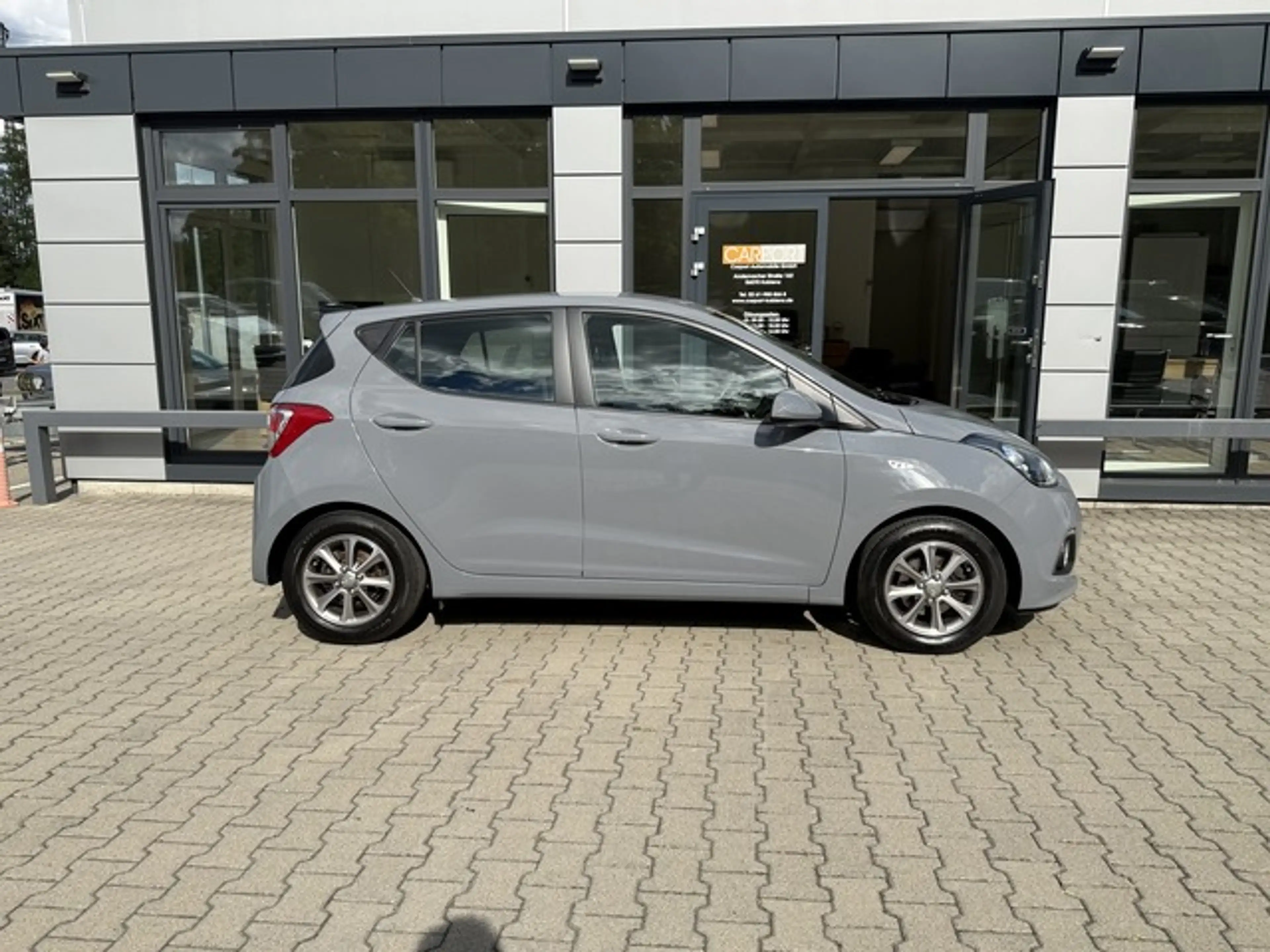 Hyundai i10 FIFA World Cup Edition — photo 5