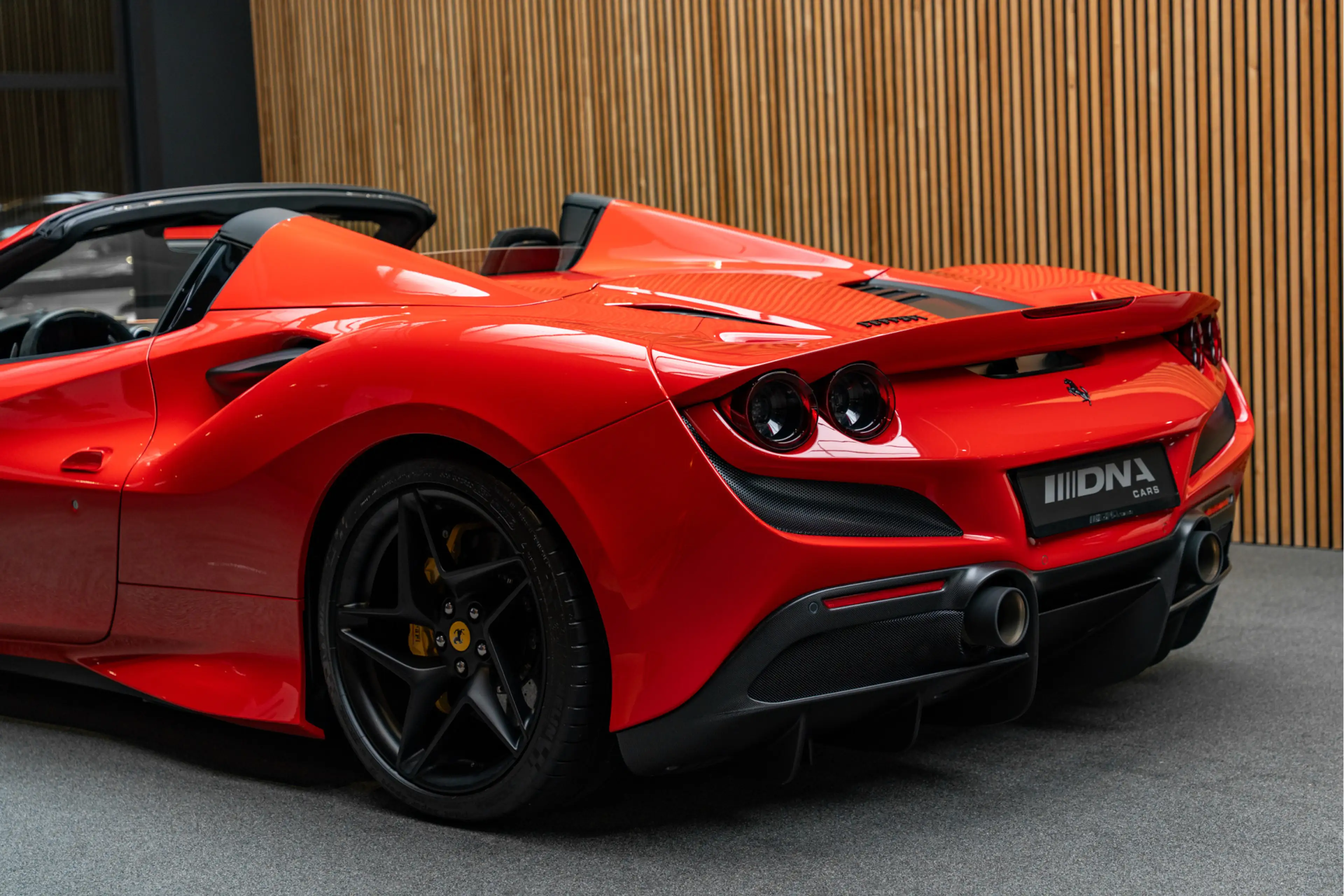 Ferrari F8 Spider Lift Matte Carbon Rosso Scuderia Tricolore Carbon — photo 11