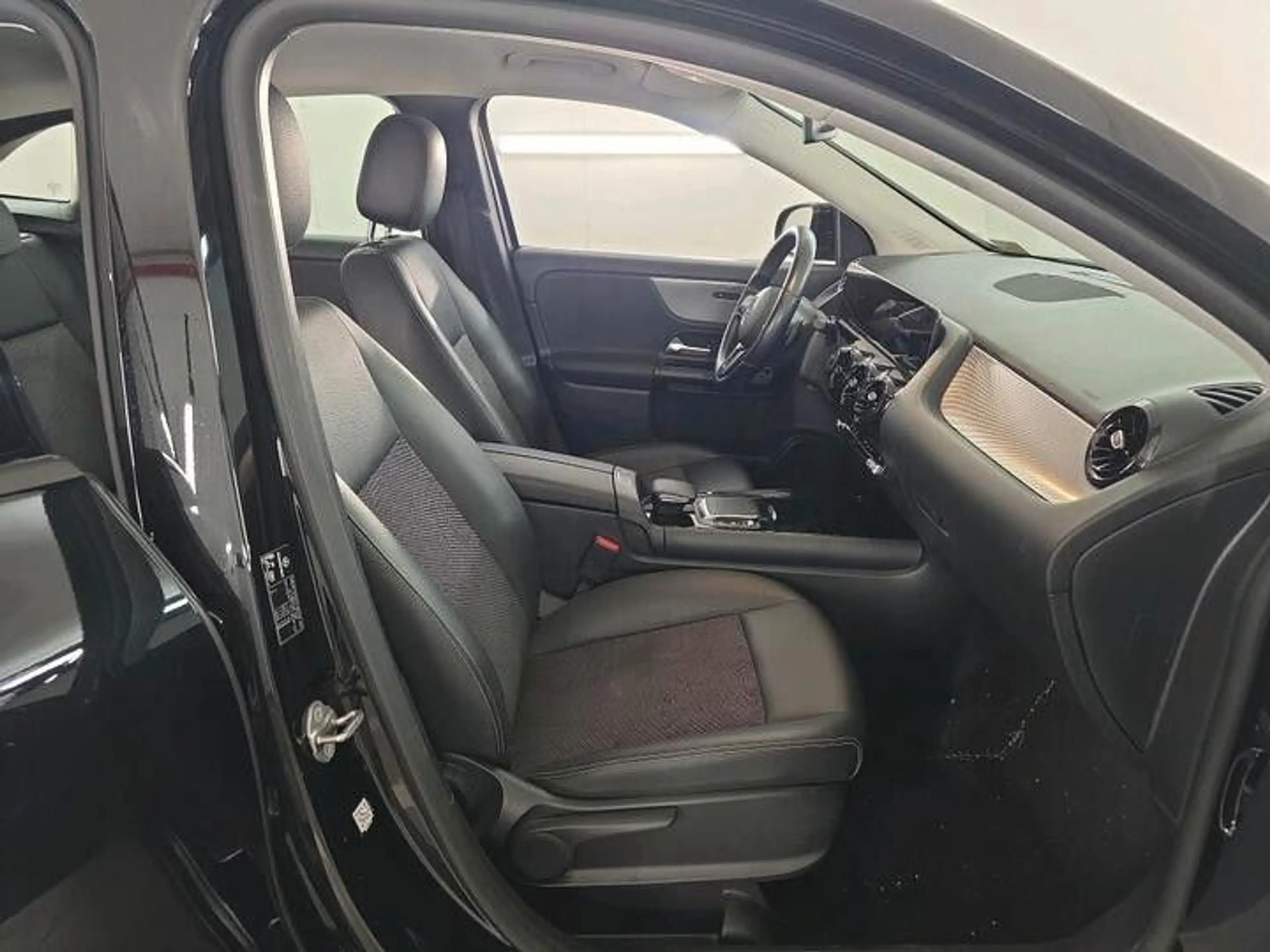 Mercedes-Benz GLA 180 d,Busines Solution Essenti,2L,85kW,Leder — photo 9