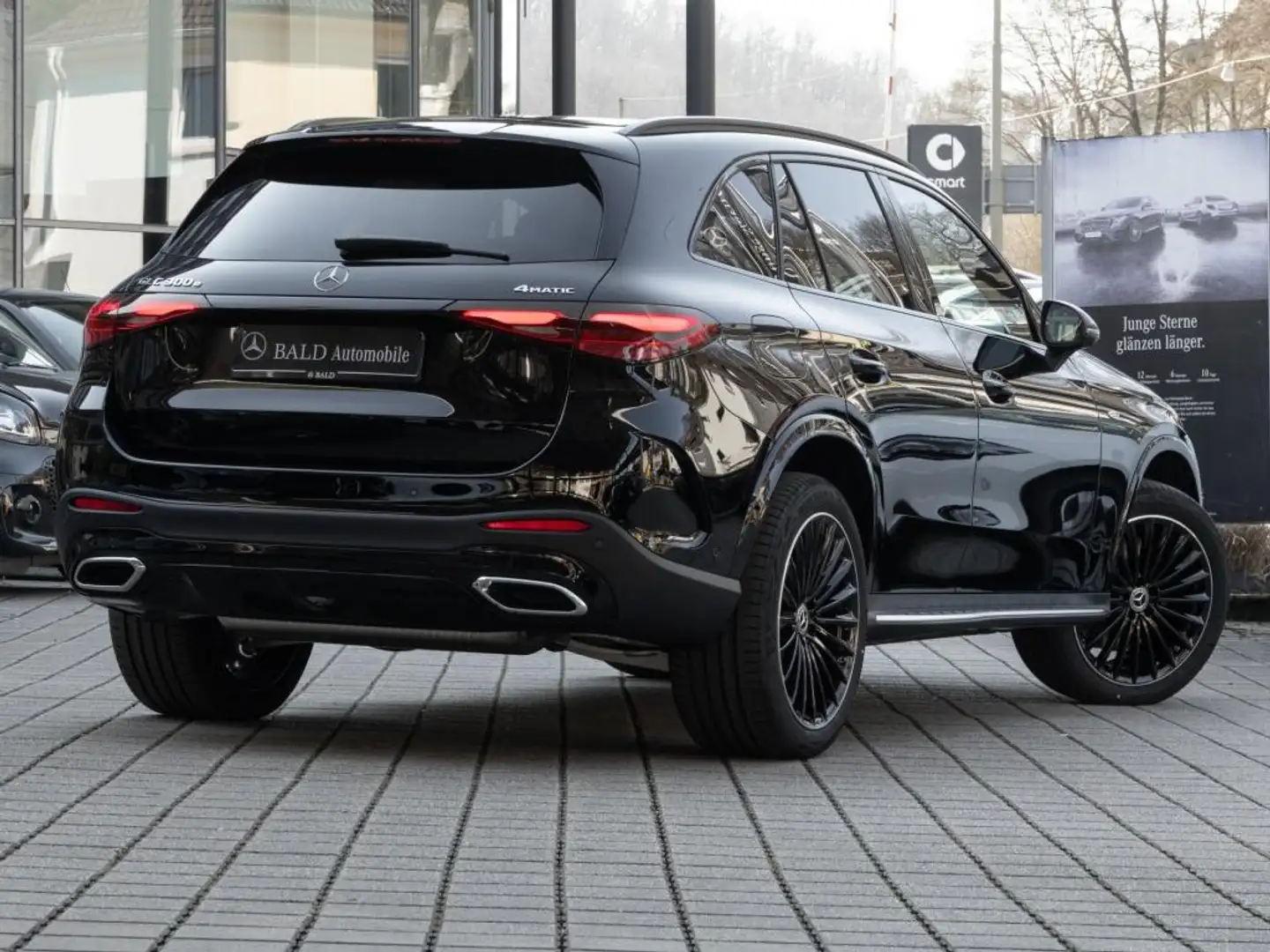 Mercedes-Benz GLC 300 e 4M AMG/LED/Pano/AHK/Burm3D/360/Night Zwart - 2