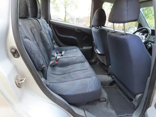 Daihatsu Yrv view 9