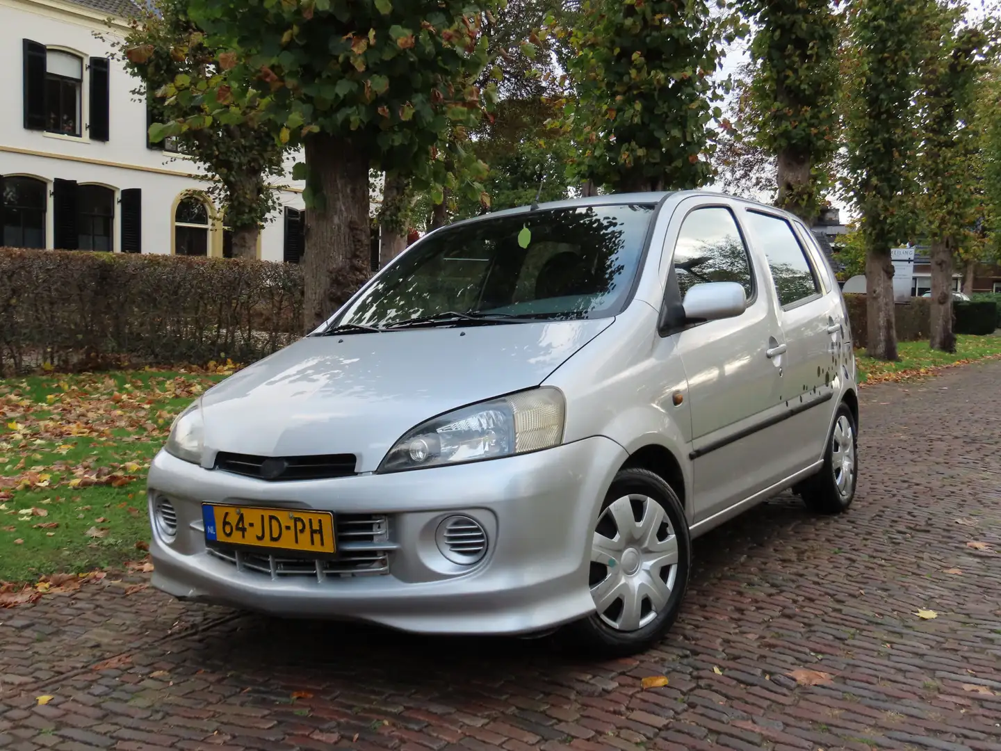 Daihatsu YRV Young RV 1.3-16V VTi Airco Stuurbekrachtiging 5 Dr Grau - 1