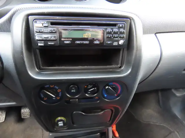 Daihatsu Yrv view 13