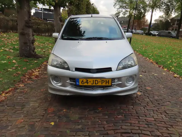 Daihatsu Yrv view 2