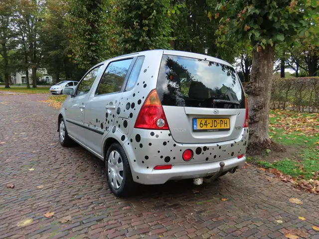 Daihatsu Yrv view 4