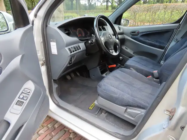 Daihatsu Yrv view 7