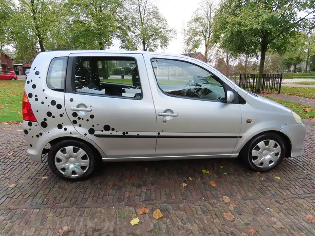 Daihatsu Yrv view 6
