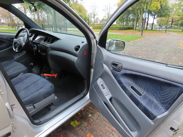 Daihatsu Yrv view 8
