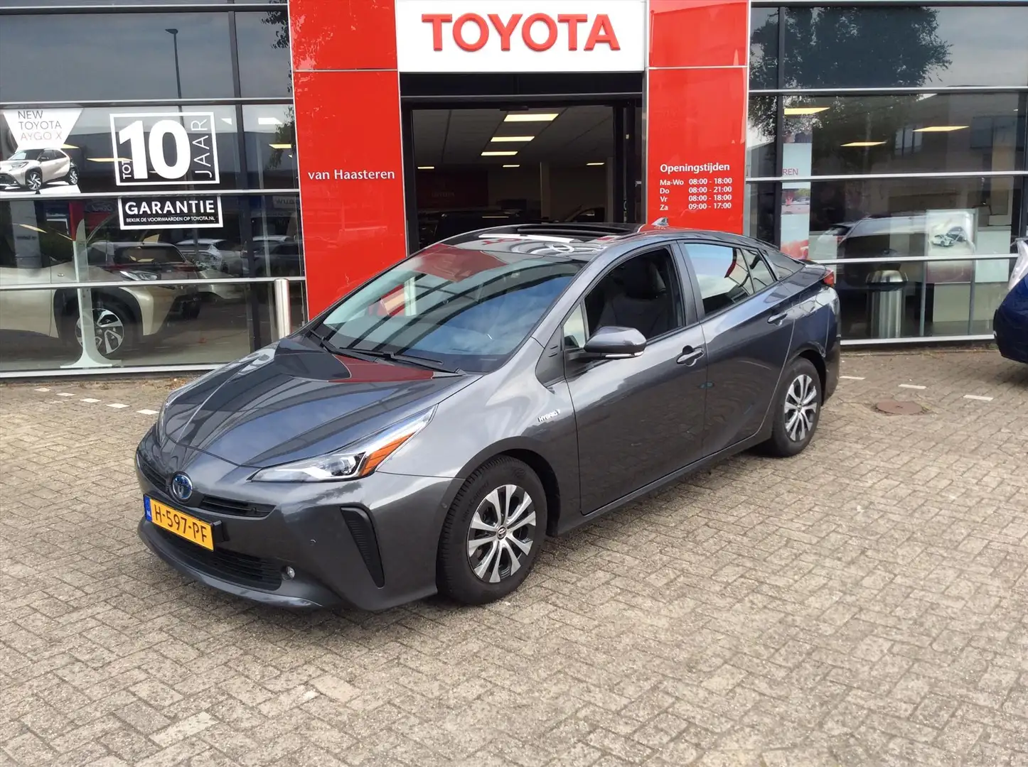 Toyota Prius 1.8 Full Hybrid 122PK Aut Executive Grijs - 1