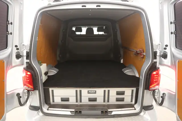 Volkswagen Transporter view 4