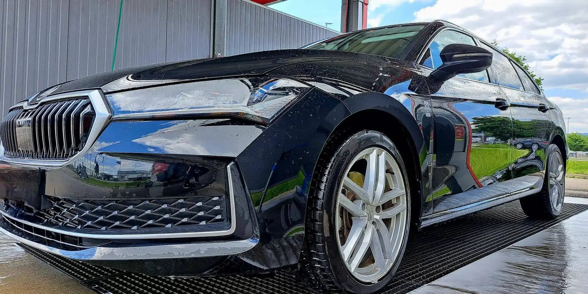 Skoda Superb Superb Kombi 2,0 TDI Selection DSG Selection Schwarz - 2