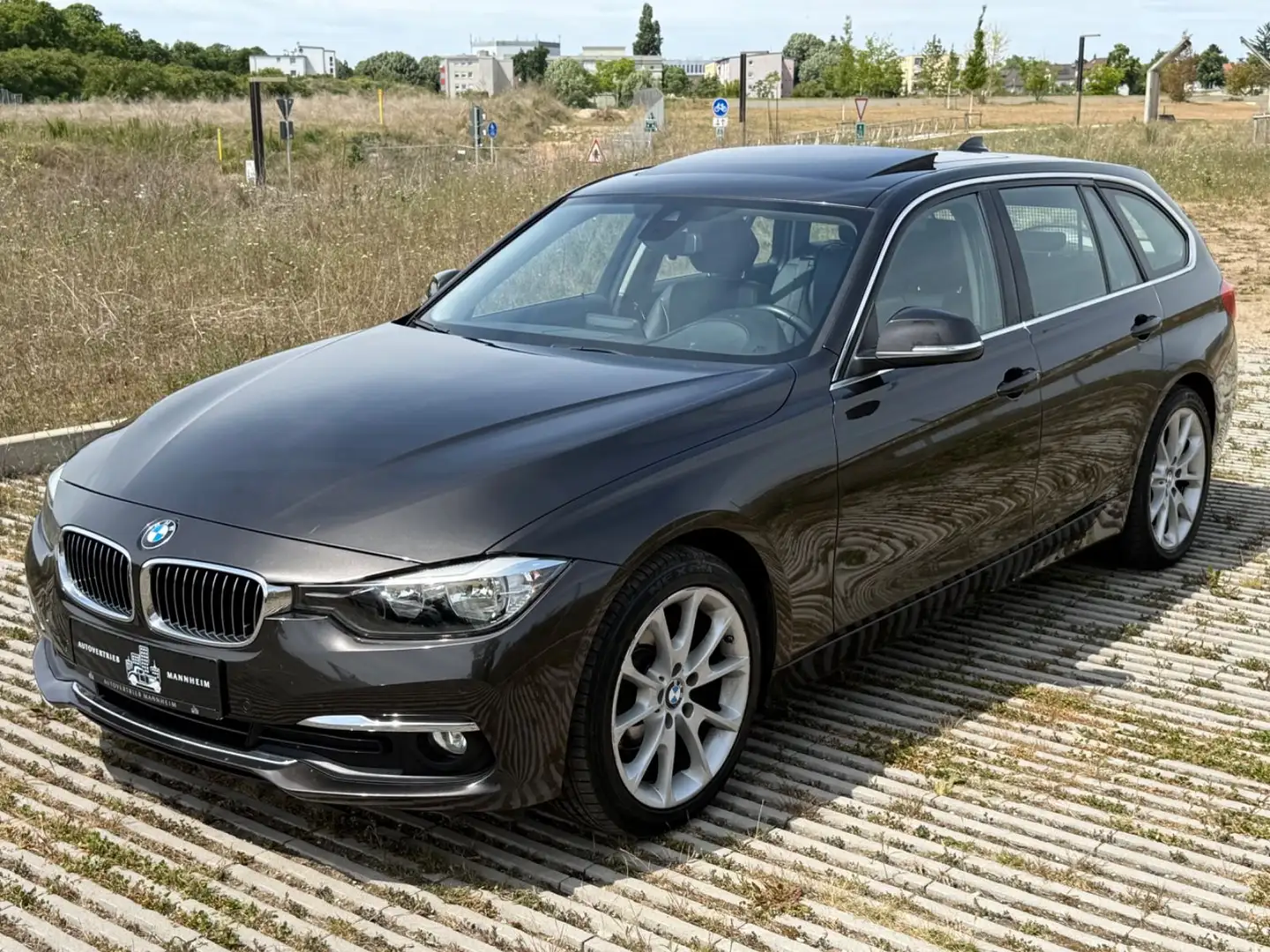 BMW 318 i  Touring Luxury Line /PANORAMA/SHZ/PDC/LED Bruin - 1