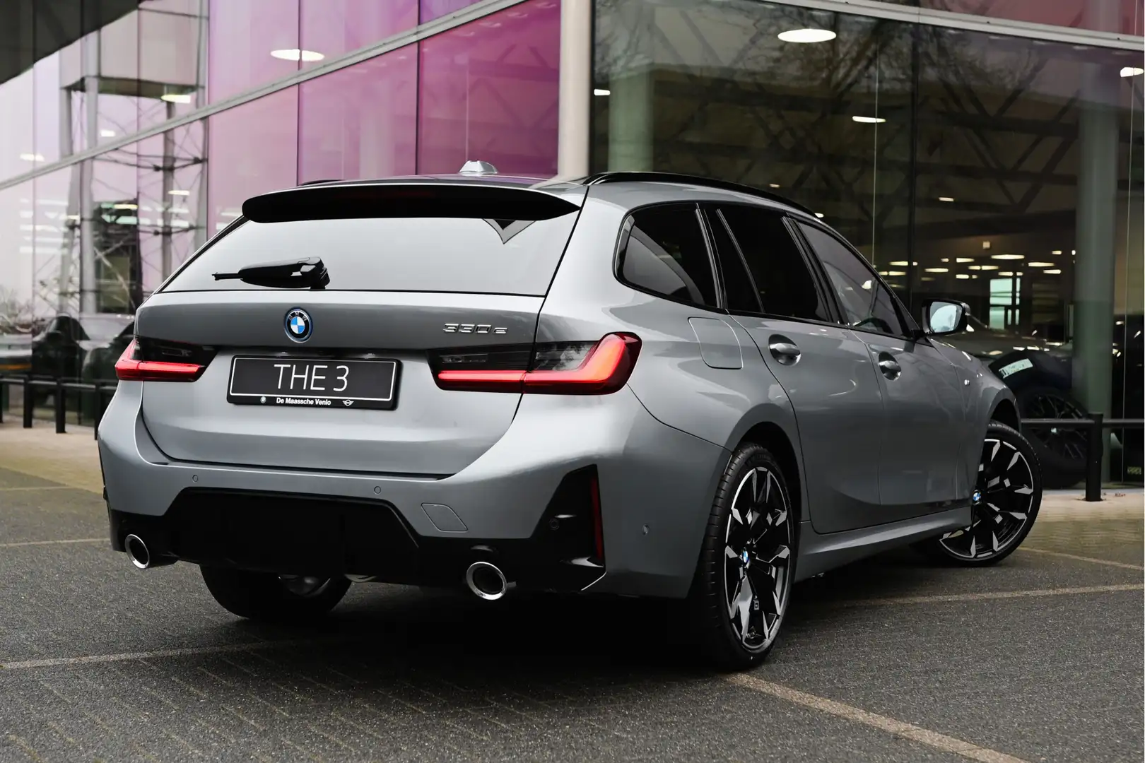 BMW 330 3 Serie Touring 330e M Sport Automaat / Panoramada Grijs - 2