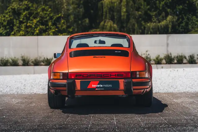 Porsche 911 view 6