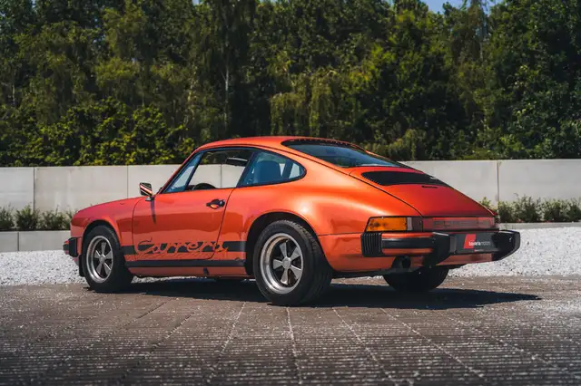 Porsche 911 view 7