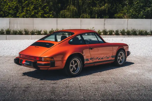 Porsche 911 view 5
