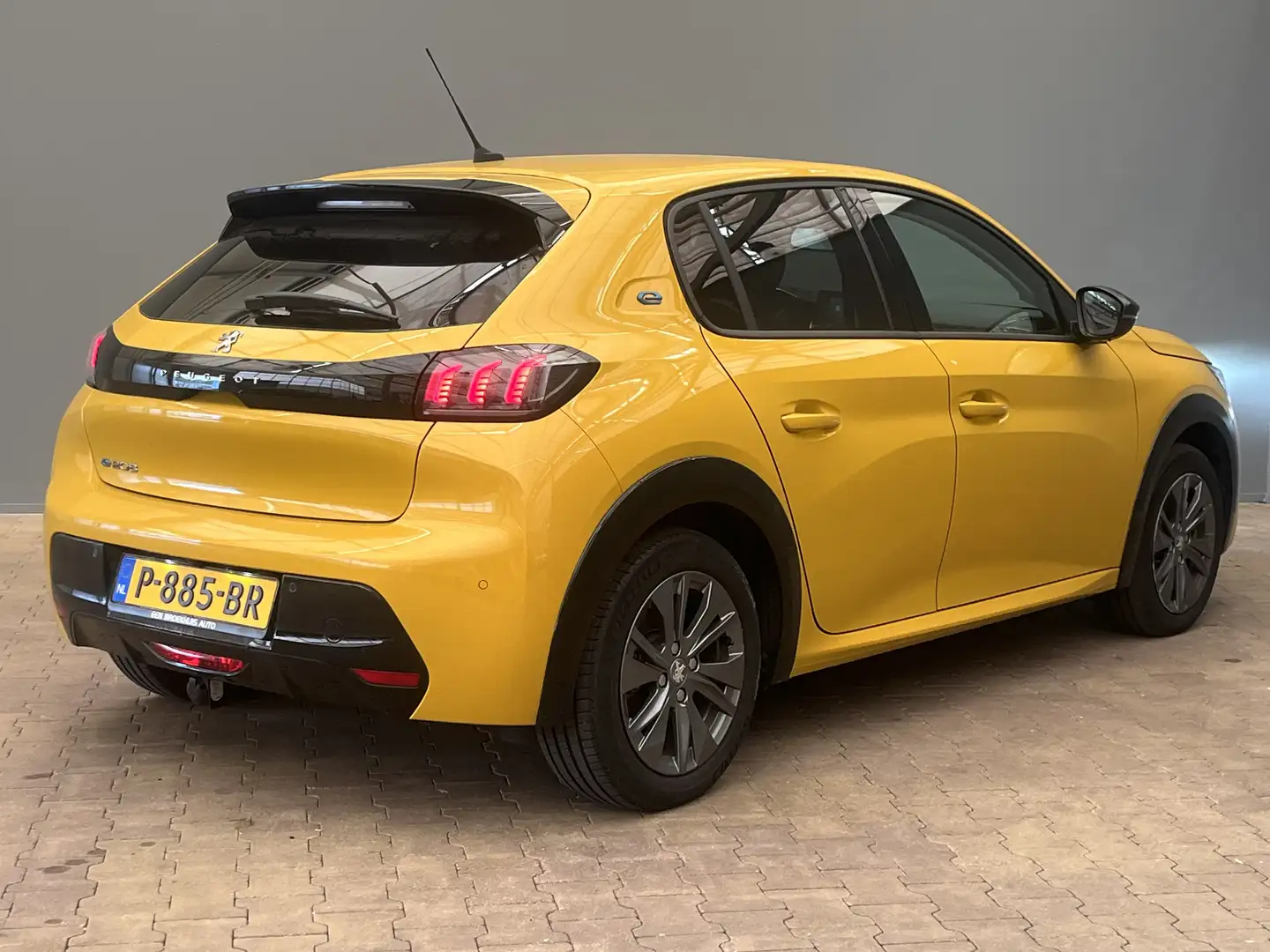 Peugeot e-208 EV Allure Pack 50 kWh | Achteruitrijcamera | Airco Geel - 2
