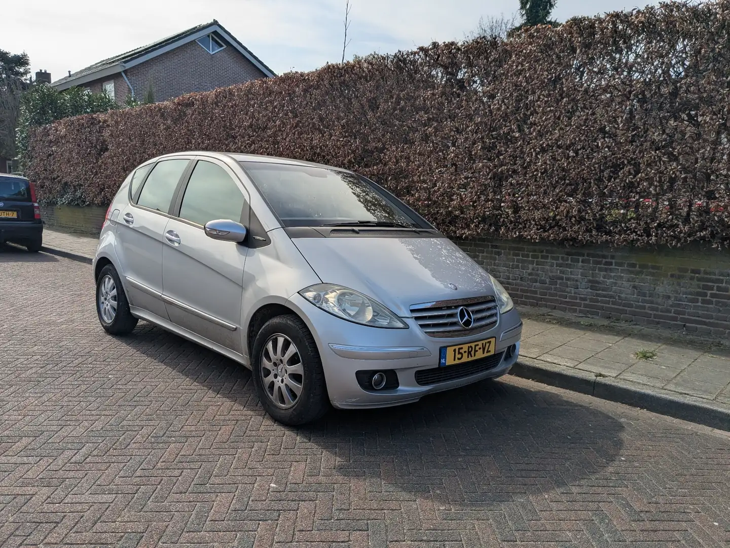 Mercedes-Benz A 170 Elegance nieuwe apk / airco / trekhaak 5 drs. srebrna - 1