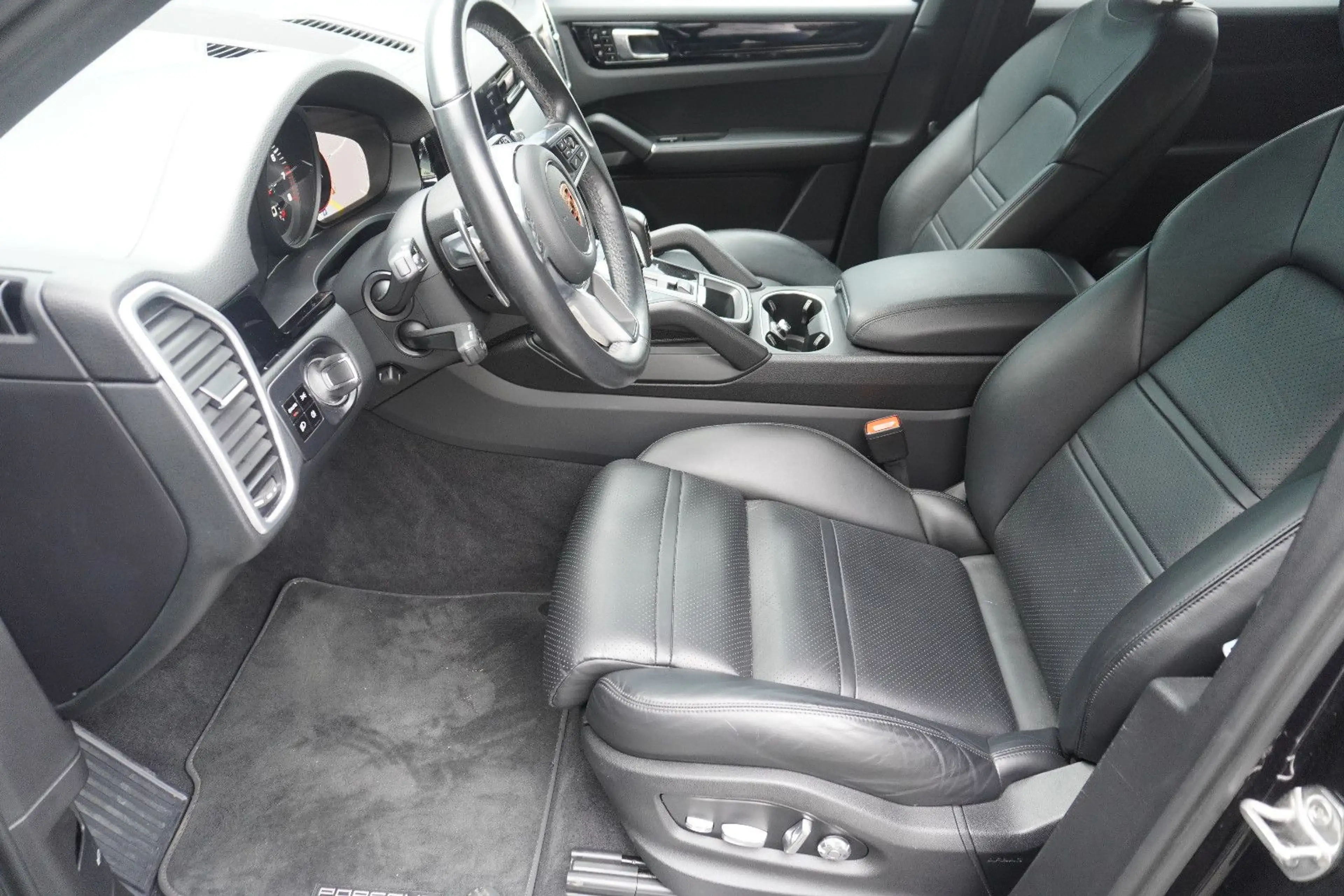 Porsche Cayenne Sportpaket 1.Hand/360°/LED/MWST — photo 15