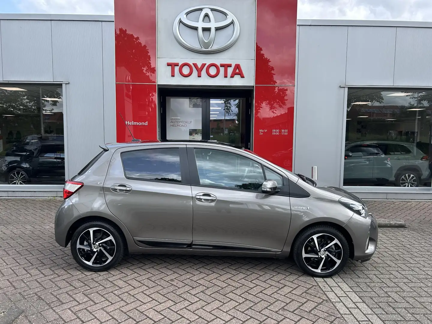 Toyota Yaris 1.5 Hybrid Executive Grijs - 2