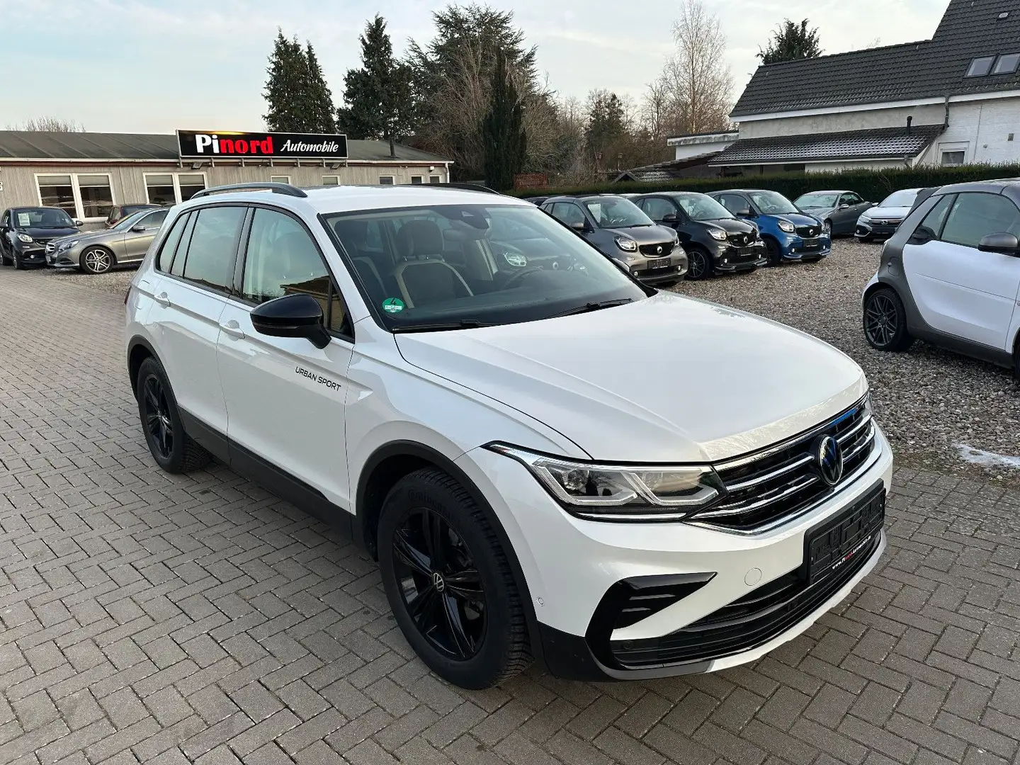 Volkswagen Tiguan Urban SPORT-150PS-LED-ACC-AHK-360°KAM Weiß - 1