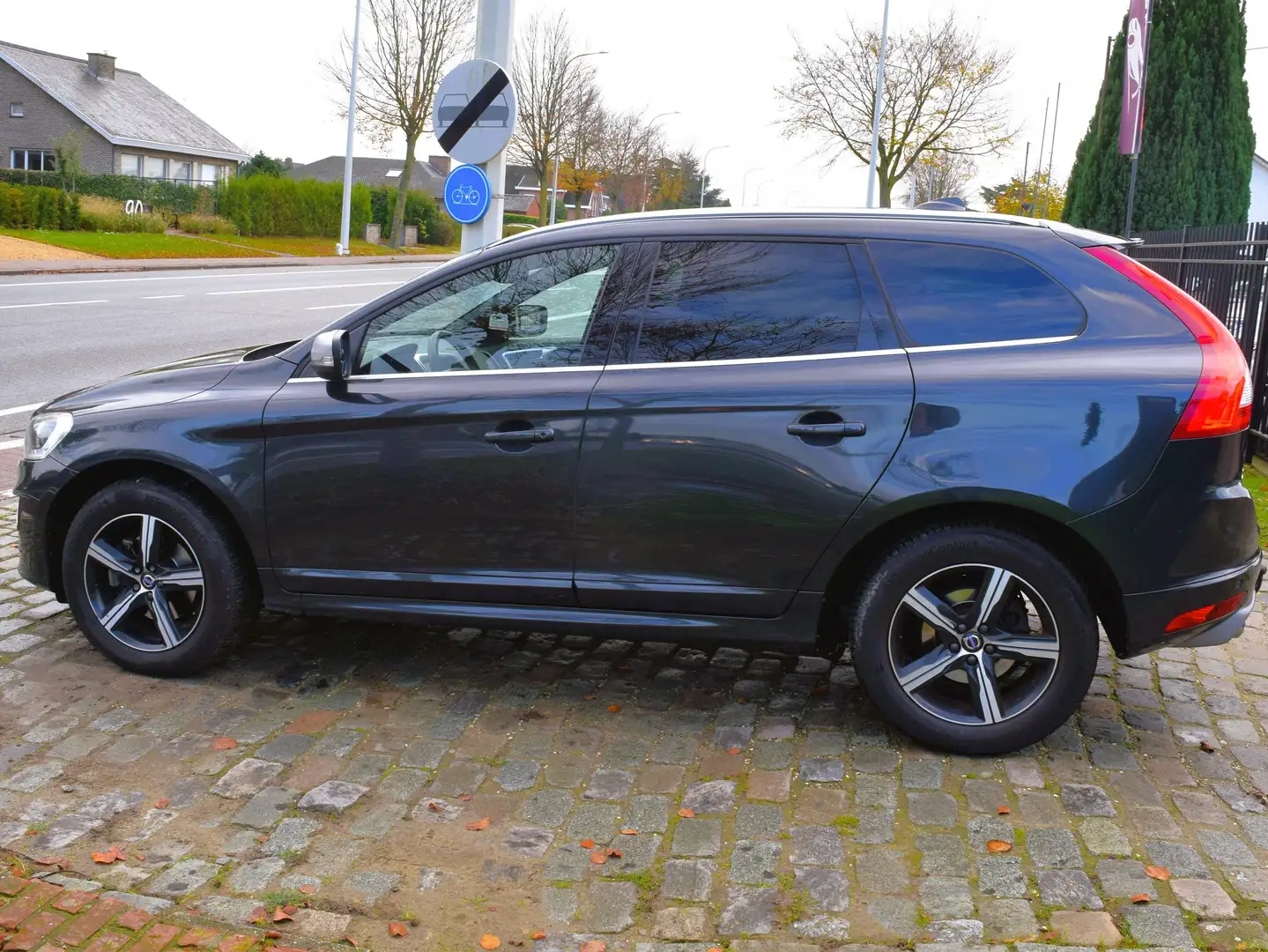 Volvo XC60 2.0 D3/R-DESIGN/1st Owner/HISTORY/GARANTIE Gris - 2
