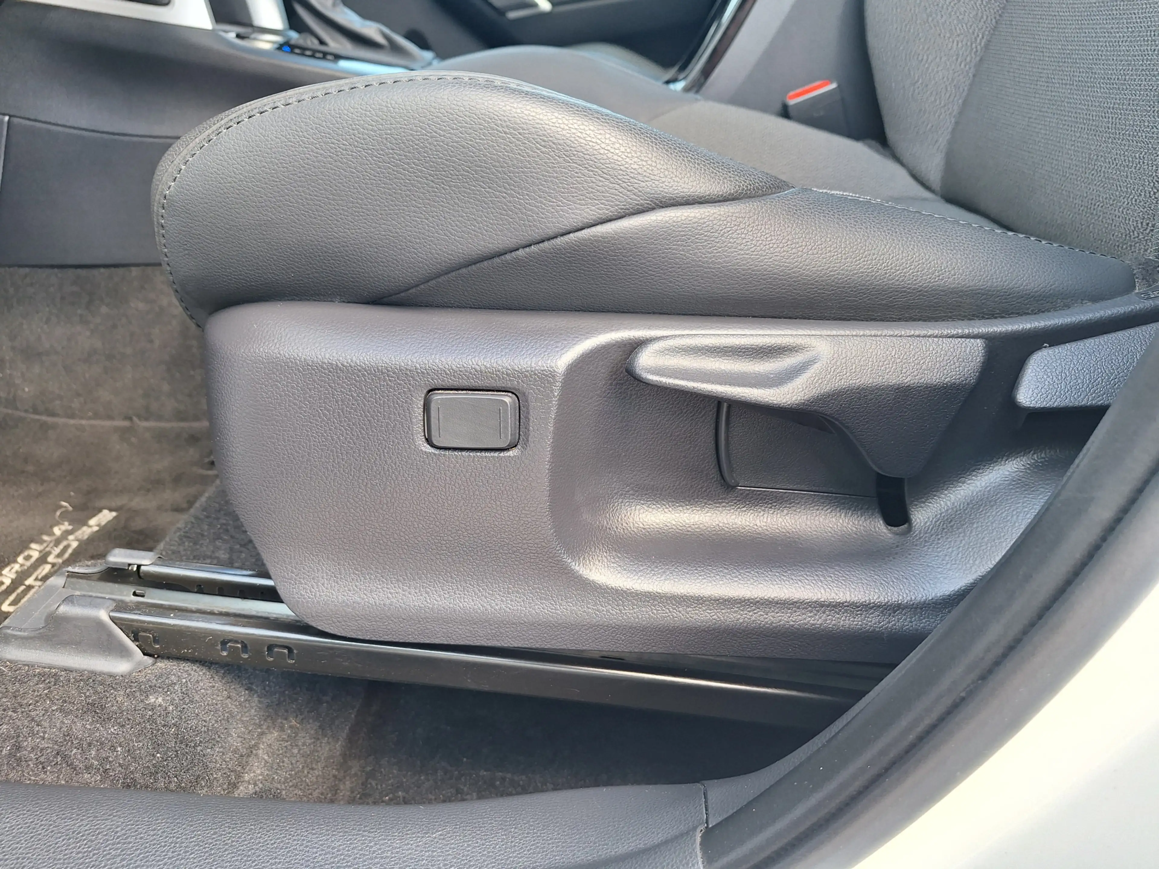 Toyota Corolla Cross Hybrid 140 Business Plus Pano PDC v+a Navi Autom a — photo 22