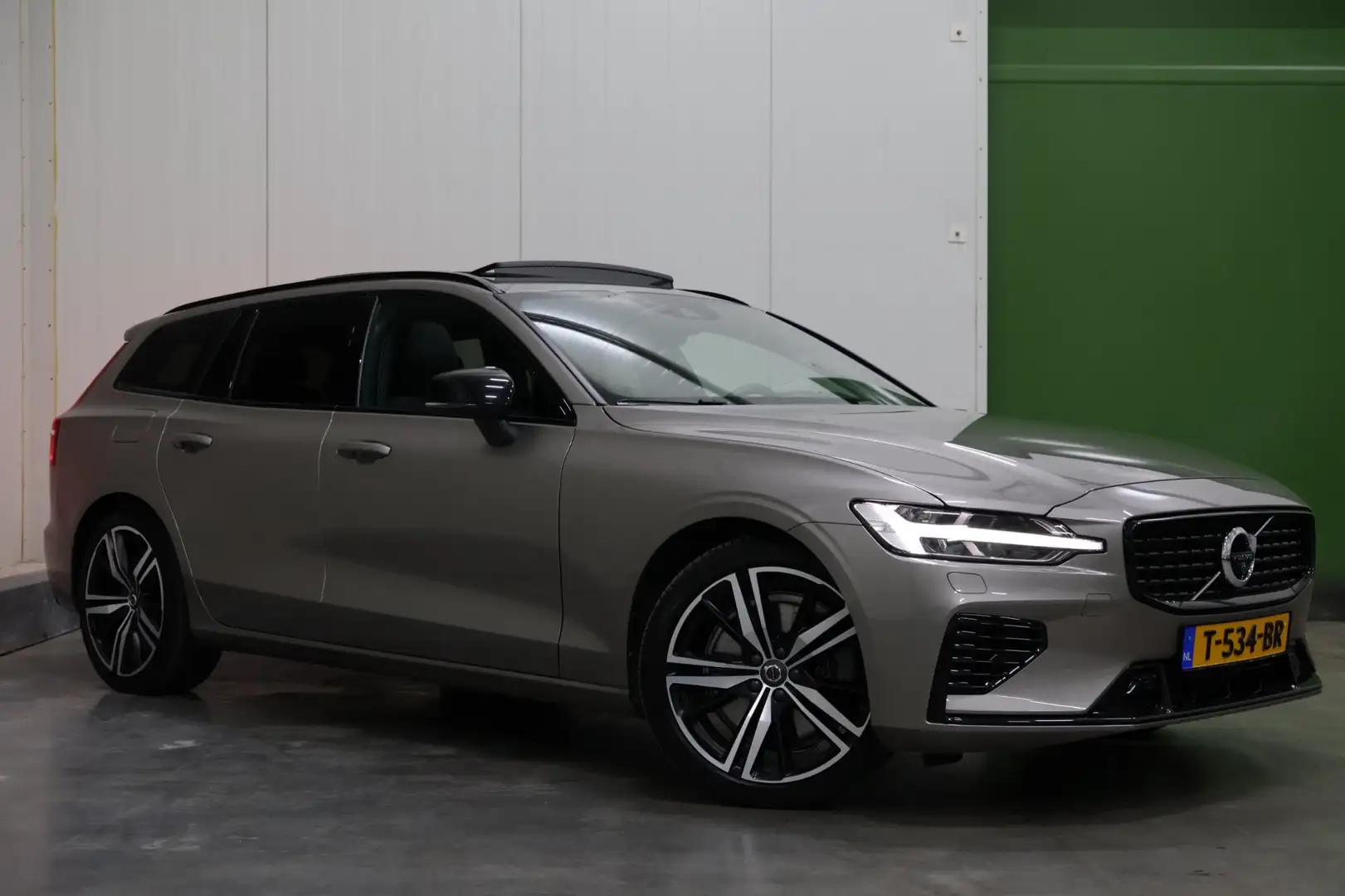 Volvo V60 2.0 T6 Recharge AWD R-Design Grijs - 2
