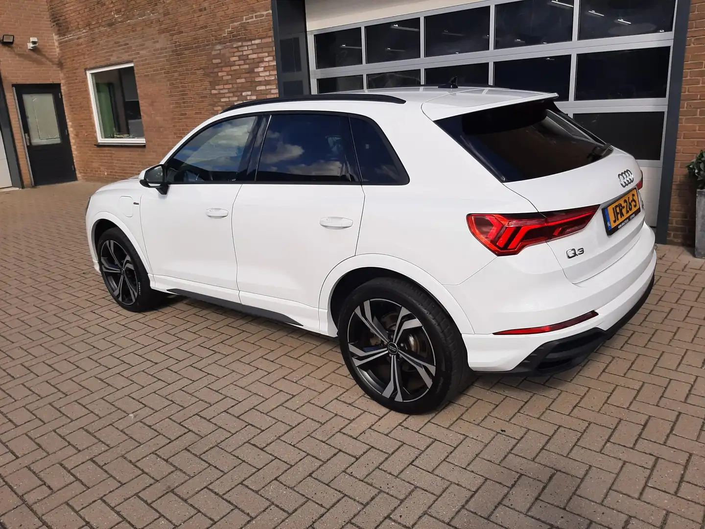 Audi Q3 45 TFSI e S edition 2X sLINE Blanc - 2