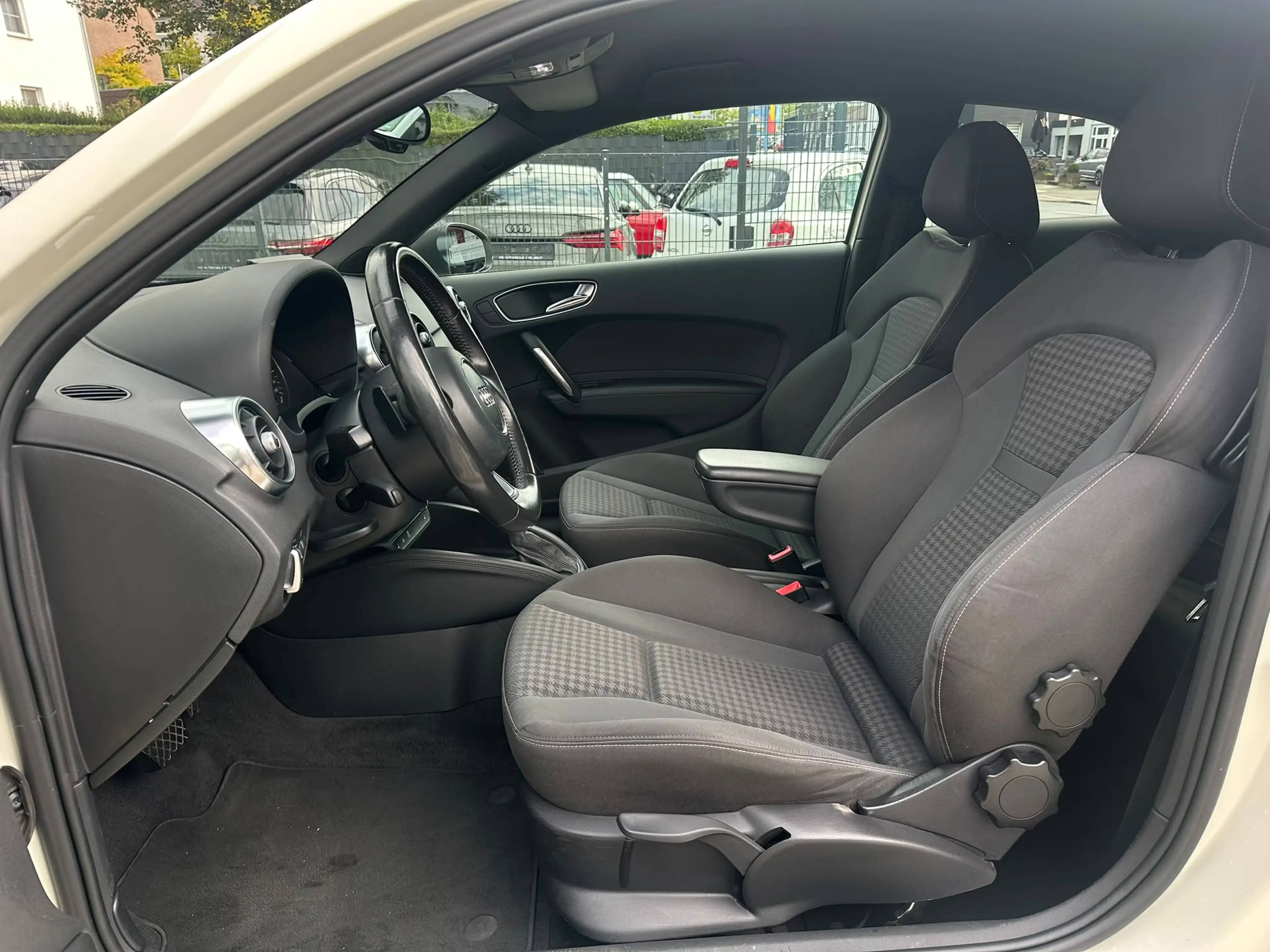 Audi A1 1,4 S-line*Automatik*SHZ*NAVI*PDC*BLEU*ALU* — photo 10
