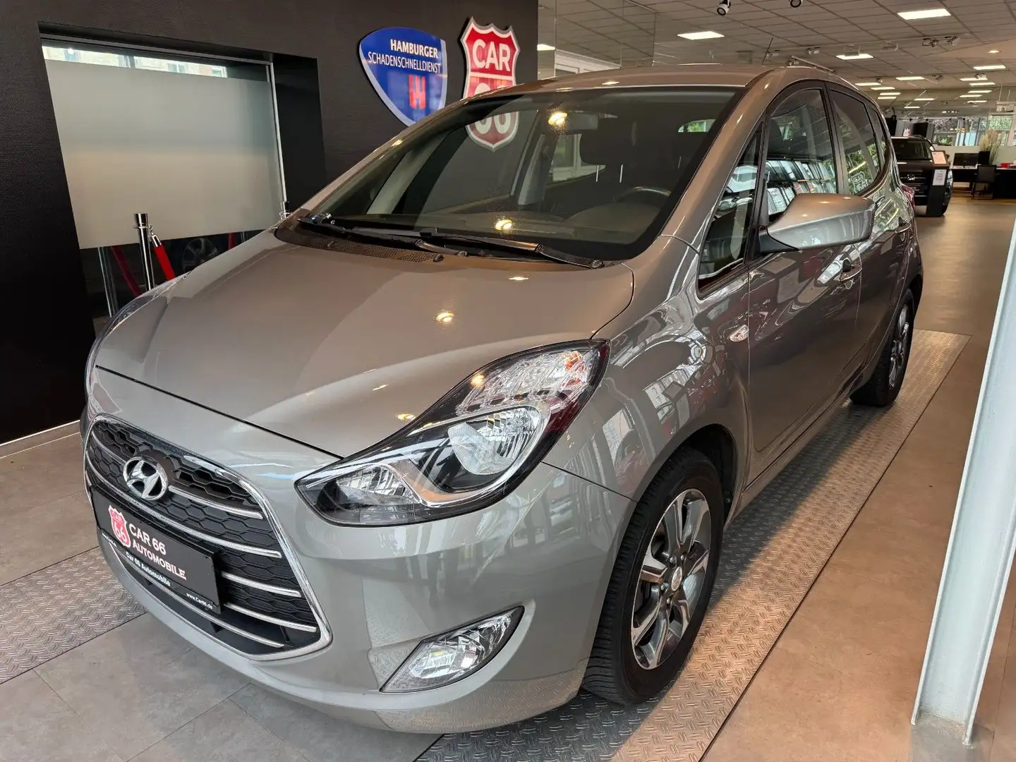 Hyundai iX20 Space / AUTOMATIK Grau - 1