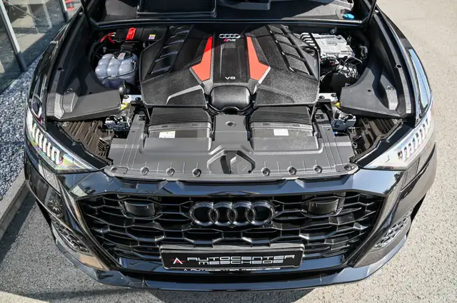 Audi Q8 view 8