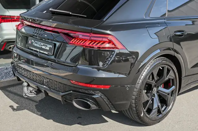 Audi Q8 view 7