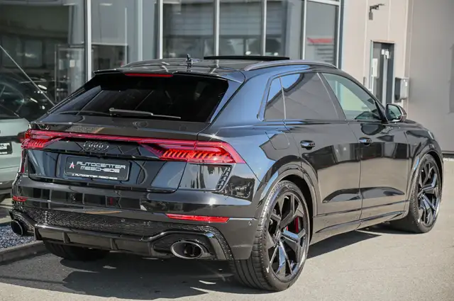 Audi Q8 view 4