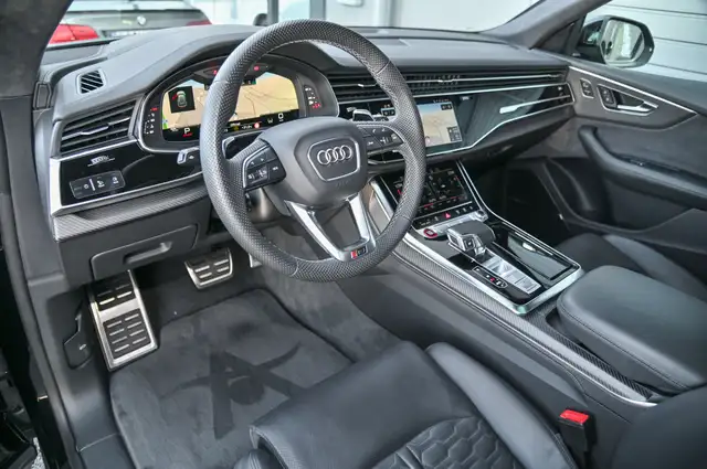 Audi Q8 view 10