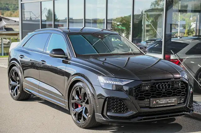 Audi Q8 view 3