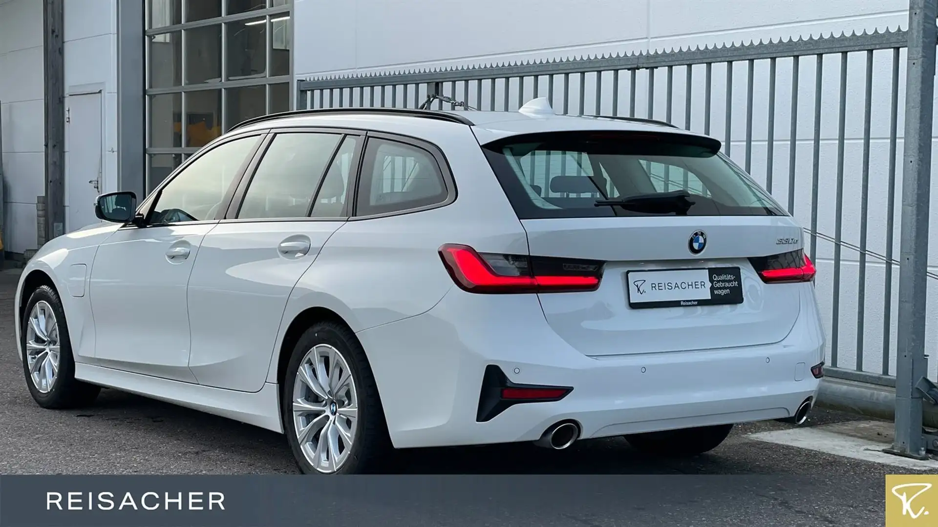 BMW 330 e Tou Advantage LCPlus,DrAss,PDC,DAB,17"LM Weiß - 2