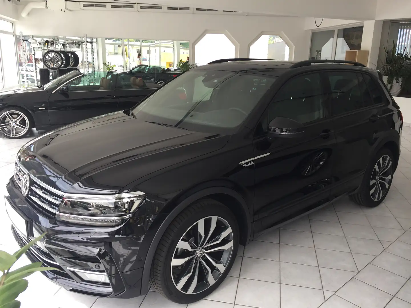 Volkswagen Tiguan Tiguan 2,0 TDI SCR 4Motion Sky DSG Sky Schwarz - 1