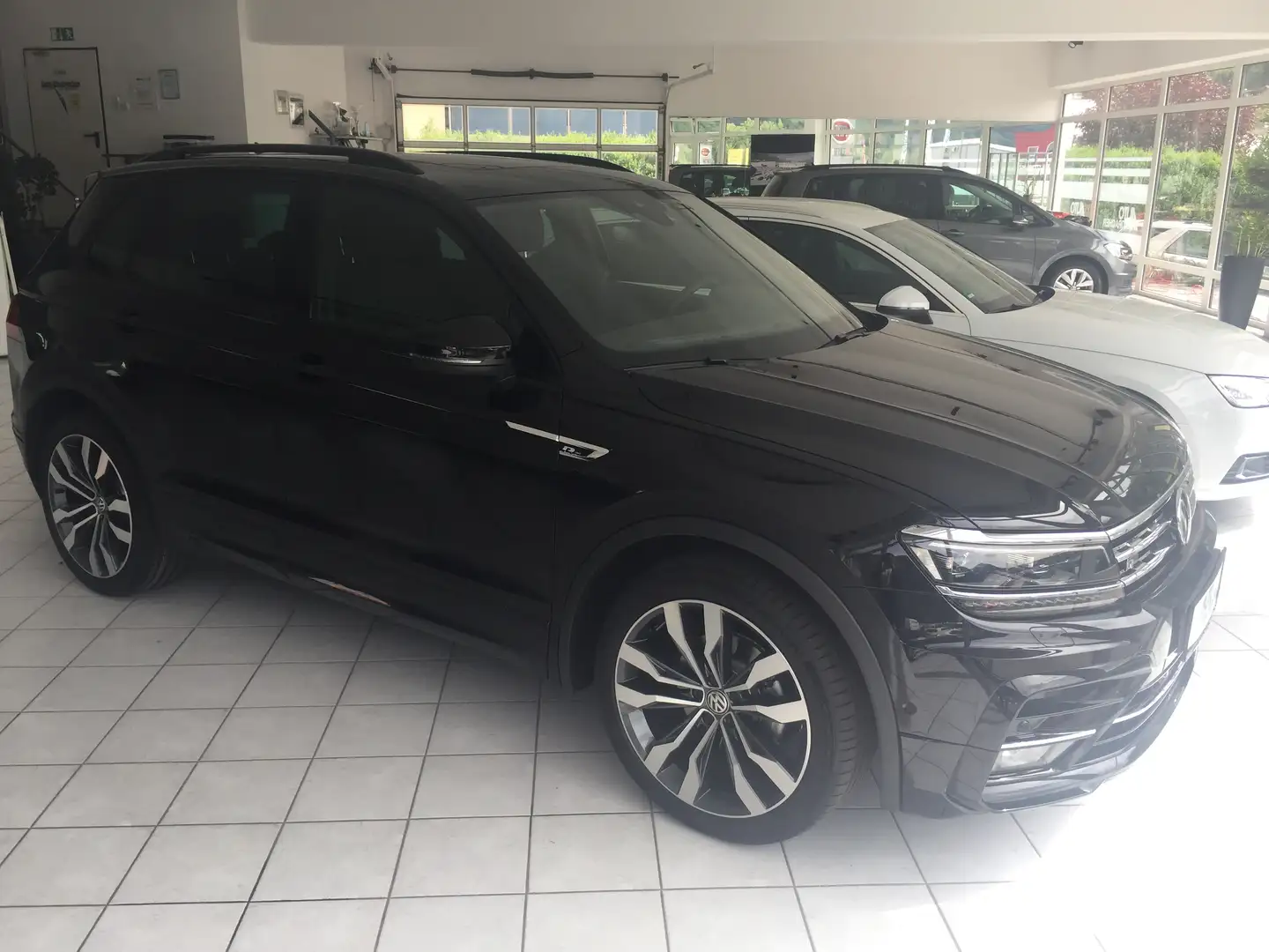 Volkswagen Tiguan Tiguan 2,0 TDI SCR 4Motion Sky DSG Sky Schwarz - 2