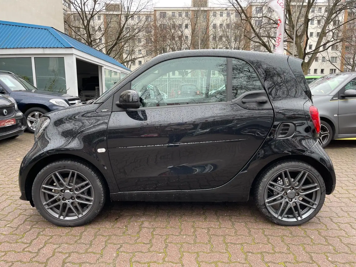 smart forTwo fortwo 66kW DCT BRABUS*LEDER*NAVI*SHZ*JBL*KAM* Zwart - 2